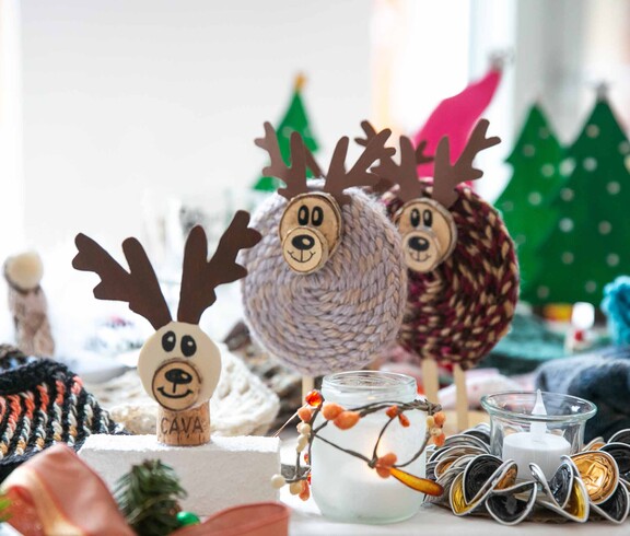 Kleine Elche aus Holz und Wolle