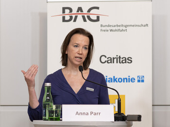 Caritas-Generalsekretärin Anna Parr spricht auf der Pressekonferent der BAG zum Thema Pflege und Betreuung