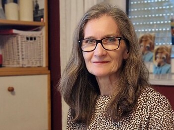 Frau mit Brille und langen Haaren im Porträt