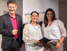 Ernst Sandriesser, Teilnehmerin und Sabine Schnitzer bei der Zertifikatsübergabe des perspektiven.werks