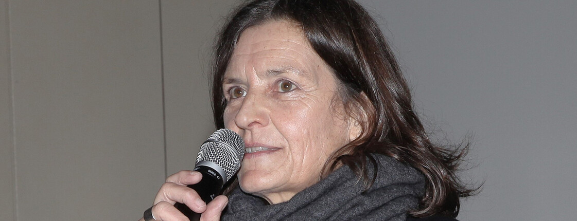Protrait: Conny Zefferer spricht in ein Mikrofon
