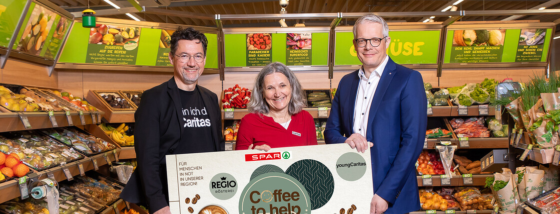 Beteiligte halten im SPAR-Markt einen Scheck über 28.082,45 Euro vom Coffee to help Tag für Menschen in Kärnten und Osttirol.