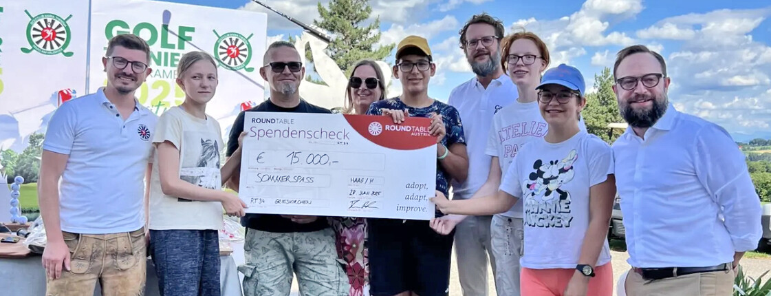 Mehrere Personen halten gemeinsam einen Spendencheck