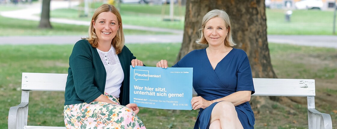 Caritasdirektorin Tödtling-Musenbichler und Vizebürgermeisterin Schwentner am Plauderbankerl