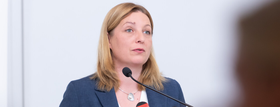 Caritas-Präsidentin Nora Tödtling-Musenbichler spricht vor Medien