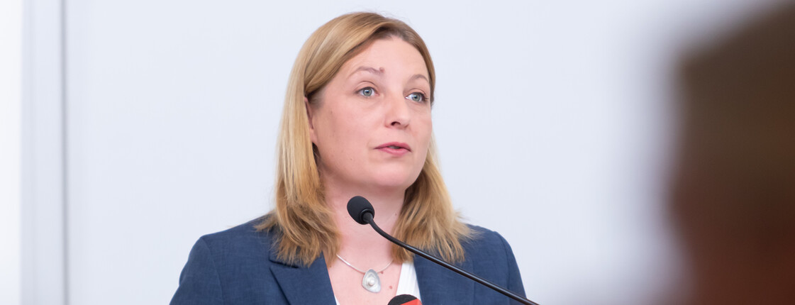 Caritas-Präsidentin Nora Tödtling-Musenbichler spricht vor Medien