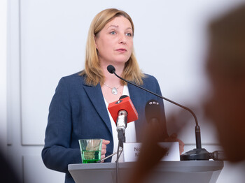 Caritas-Präsidentin Nora Tödtling-Musenbichler spricht vor Medien