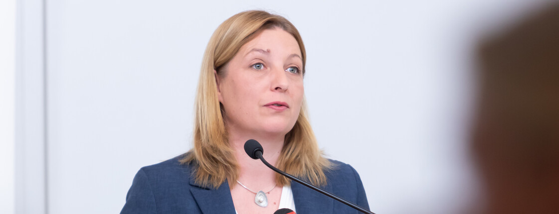 Caritas-Präsidentin Nora Tödtling-Musenbichler spricht vor Medien