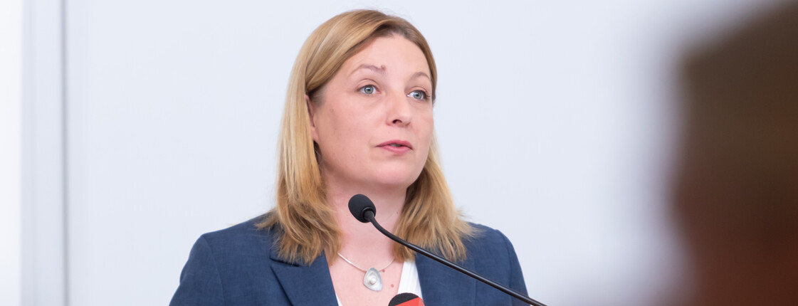 Caritas-Präsidentin Nora Tödtling-Musenbichler spricht vor Medien