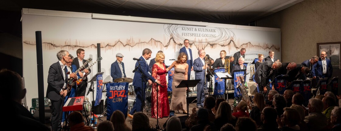 Eine Gruppe Musiker steht auf der Bühne