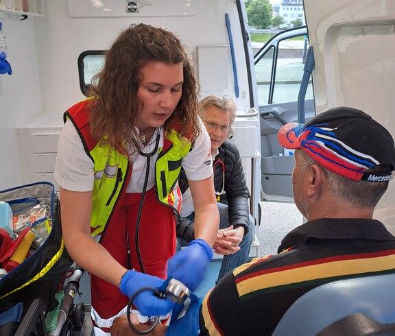 Eine Mitarbeiterin des Virgilbusses betreut einen Patienten