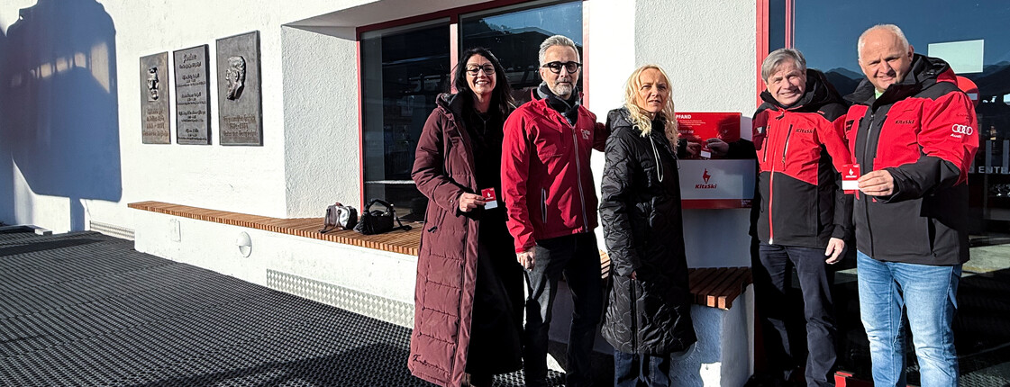 Fünf Menschen vor der Hahnenkammbahn