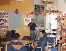 Ein Demenzexperte informiert im Rahmen einer Veranstaltung zum Tag der Demenz die Besucher:innen in einem Vortrag über Demenz und beantwortet Fragen aus dem Publikum.