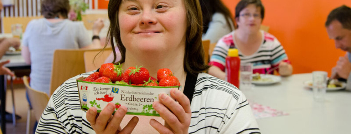 Junges Mädchen mit frischen Erdbeeren