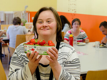 Junges Mädchen mit frischen Erdbeeren