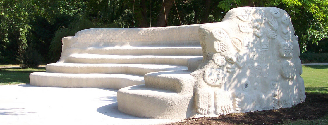 Ein weißes Auditorium im Park, auf dem man dem inklusiven Konzert im Park lauschen kann.