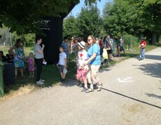 Kinder und Begleitpersonen bewegen sich entlang der Laufstrecke einer Sportveranstaltung und nehmen gemeinsam am Event teil.