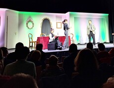 Drei Schauspieler auf einer Bühne - im Vordergrund sitzt das Publikum