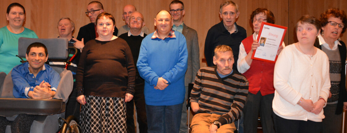 Ein Gruppenfoto bei einer Ehrung in einem hellen Raum.