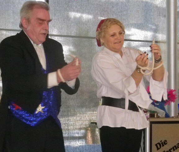"Zauberer" in der Werkstätte Bludenz im Fasching sorgen für Unterhaltung. 