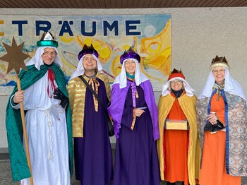 Fünf Personen als Sternsinger 