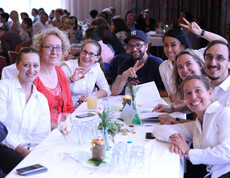 Fest der Inklusion - glückliche Besucher genießen den Abend