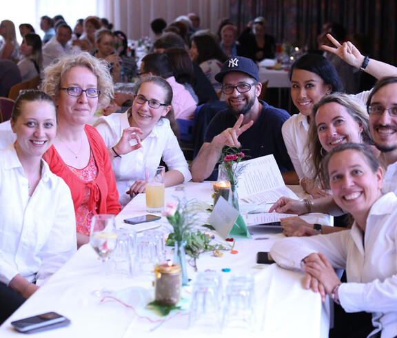 Fest der Inklusion - glückliche Besucher genießen den Abend
