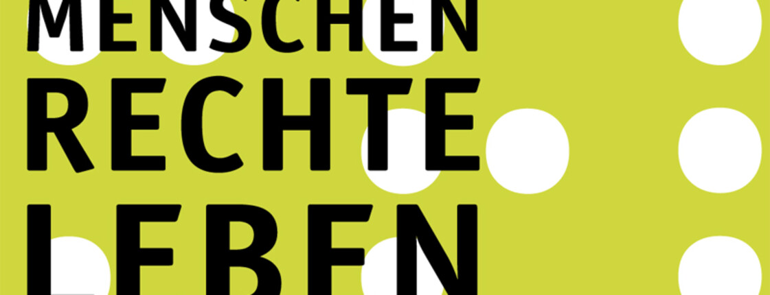 Ein Logo auf grünem Hintergrund und weißen Punkten hat mit schwarzer Schrift Menschen Rechte Leben stehen.