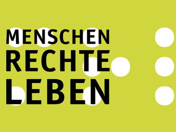 Ein Logo auf grünem Hintergrund und weißen Punkten hat mit schwarzer Schrift Menschen Rechte Leben stehen.