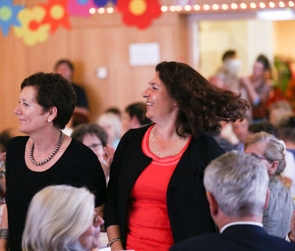 Zwei Besucherinnen genossen sichtlich den Abend