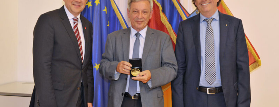 Anton- Kalcher Preisübergabe im Rathaus: Bürgermeister Mag. Matthias Stadler, Kalcher-Preisträger Mag. Friedrich Schuhböck, Direktor der Caritas St. Pölten und Harald Kleiss, Präsident des Lions Club St. Pölten.