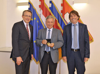 Anton- Kalcher Preisübergabe im Rathaus: Bürgermeister Mag. Matthias Stadler, Kalcher-Preisträger Mag. Friedrich Schuhböck, Direktor der Caritas St. Pölten und Harald Kleiss, Präsident des Lions Club St. Pölten.