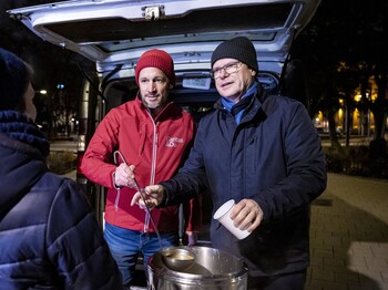 Klaus Schwertner (Caritas Wien) und Rudolf Schrefl (Drei) verteilen gemeinsam heiße Canisibus-Suppe.