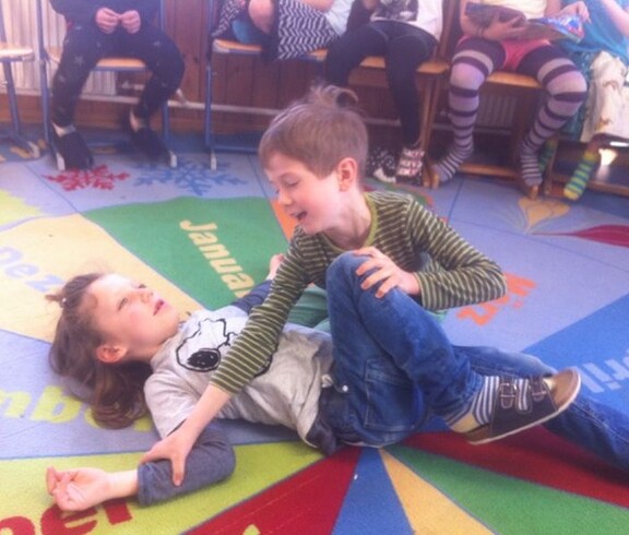 Kinder üben im Rahmen eines Erste-Hilfe-Workshops die stabile Seitenlage und lernen grundlegende Maßnahmen zur Hilfeleistung.