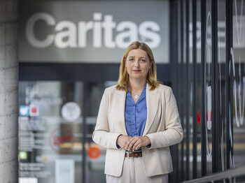 Direktorin der Caritas Steiermark, Nora Tödtling-Musenbichler, vor der Caritaszentrale