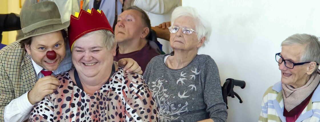 Zuschauer*innen haben mit Clown viel Spaß