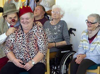 Zuschauer*innen haben mit Clown viel Spaß