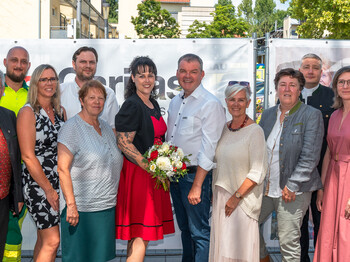 13 Personen stehen in einer Gruppe und blicken freundlich in die Kamera. Bürgermeister Niggas steht vorne links. Mittig rechts ist Hausleiter Josef Url zu sehen, links von ihm Pflegedienstleiterin Claudia Gaube, daneben Maria Gschaider. Zwischen Maria Gschaider und dem Bürgermeister steht Sonja Schmölzer. Rechts von Josef Url stehen unter anderem Vizedirektorin Petra Prattes und Abteilungsleitung Gertraud Krug.
