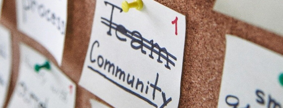 Post-it-Zettel hängen mit punkten Stecknadeln auf einer Pinwand.