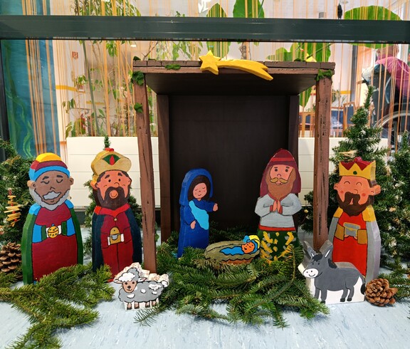 Bemalte Holzfiguren der Weihnachtskrippe mit Maria, Josef, Jesus und Tieren