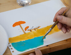 Eine Hand malt ein Bild von einem Schiff