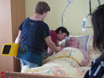DGKP Monika Jesche zeigt am Krankenbett