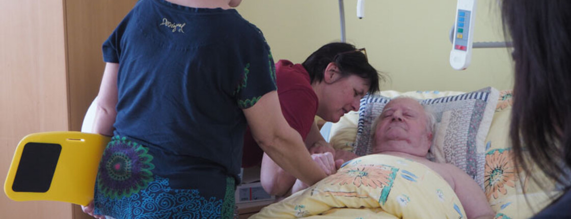 DGKP Monika Jesche zeigt am Krankenbett