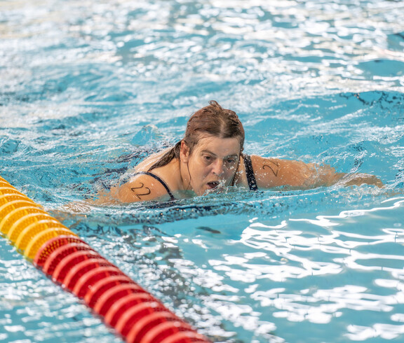 Frau schwimmt bei Wettkampf