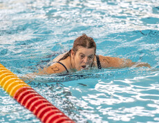 Frau schwimmt bei Wettkampf