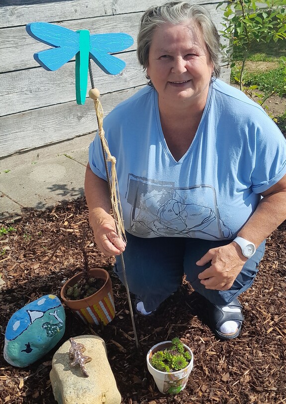 Frau mit Gartendeko