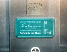 „Eine Plakette erinnert dauerhaft an das Engagement der Bank Gutmann AG und ihrer Mitarbeiter*innen im Rahmen der Initiative ‚Aufwärts mit Herz‘.“ © Stefanie Steindl