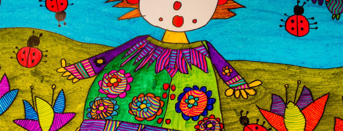 Eine Zeichnung mit einem Menschen, der bunt gekleidet ist und auf einer Wiese mit vielen Blumen, und Käfern steht. Im Himmel sieht man Vögel.