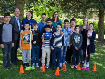 Foto im Garten mit UNIQA Marketingleiter Dieter Gruberbauer (li.), VitalCoach Sabine Grundböck (2.v.l) sowie dem Team und SchülerInnen. 