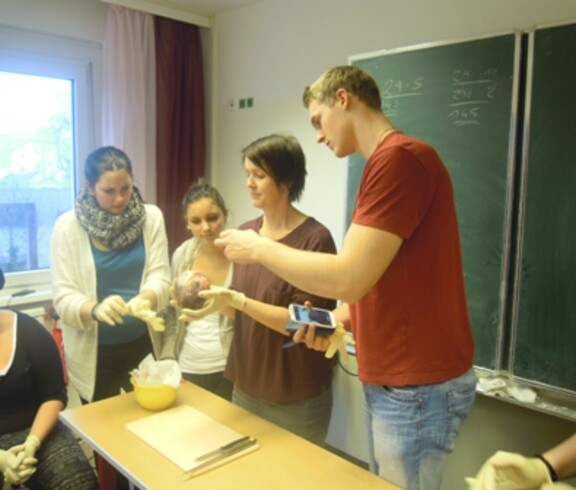 Lehrerin und Schüler mit Herz